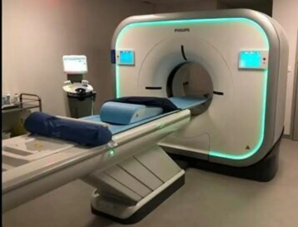 Photo de la machine de scanner dans la salle de radiologie de IRM Scanner Sud à Saint Louis à la Réunion