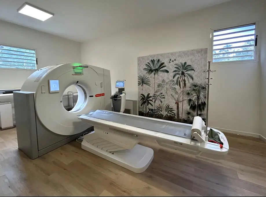 Photo de la machine de scanner dans la salle de radiologie de IRM Scanner Sud au Trois mares au Tampon à la Réunion